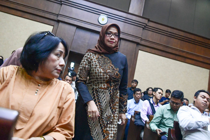 Majelis hakim juga menjatuhkan hukuman tambahan bagi Eni Maulani Saragih yaitu pencabutan hak politik selama 3 tahun. 