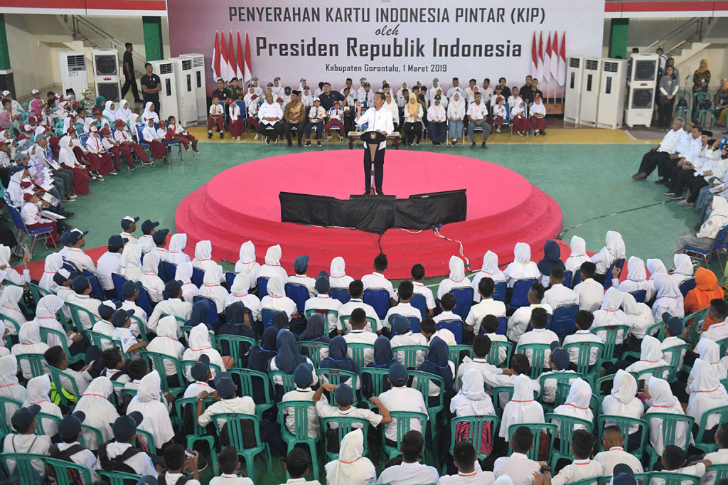 Presiden Jokowi mengingatkan dana KIP hanya boleh digunakan untuk kegiatan yang terkait dengan pendidikan/sekolah. 