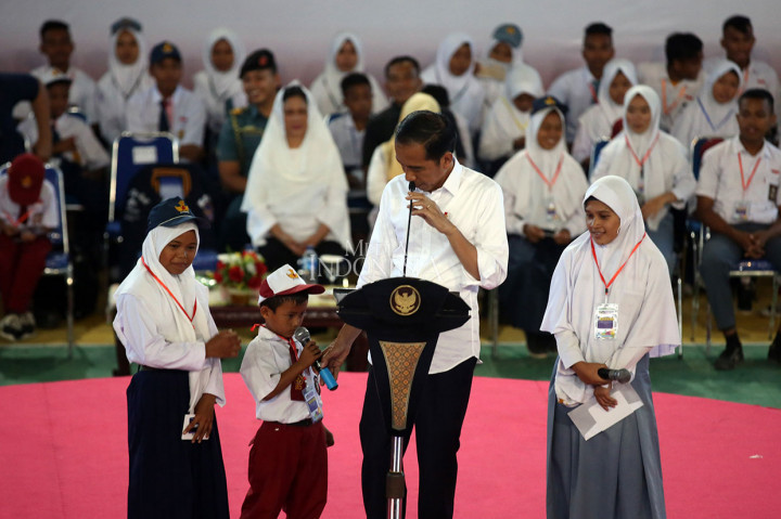 Jokowi berdialog dengan perwakilan siswa SD, SMP, dan SMA penerima KIP. MI/Ramdani