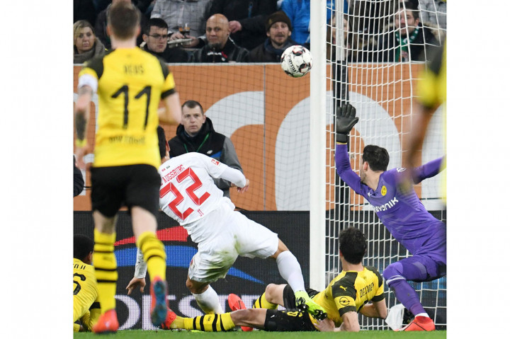 Di tengah laju dominasi Dortmund, Augsburg mencuri keunggulan pada menit ke-24 saat Ji Dong-won menerima umpan silang dari Andre Hahn. Kendati tembakan pertamanya masih bisa dihalau, bola muntah berhasil disambarnya untuk mengoyak gawang tim tamu.