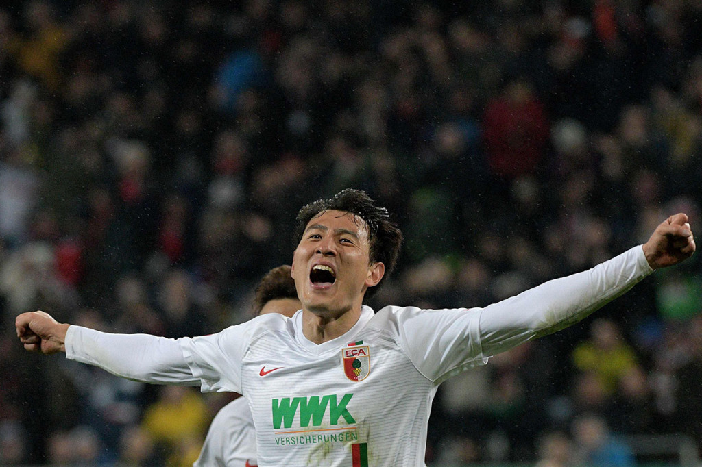 Dong-won melakukan selebrasi usai menjebol gawang Dortmund.