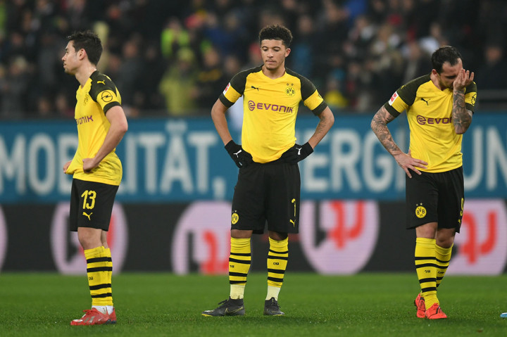 Walau kalah, Dortmund masih berada di puncak klasemen dengan koleksi 54 poin, namun posisi mereka terancam Bayern Muenchen (53) jika berhasil mengalahkan Borussia Moenchengladbach (43) pada Minggu, 3 Maret dini hari WIB.S ementara itu Augsburg (21) tetap tak beranjak dari peringkat ke-15 klasemen.