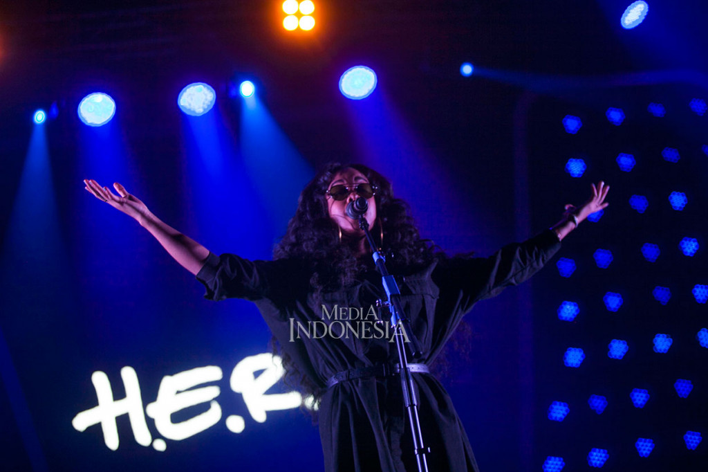 Aksi Penyanyi muda Gabriella Wilson yang lebih dikenal sebagai H.E.R pada BNI Java Jazz Festival, di JIExpo Kemayoran, Jakarta, Jumat, 1 Maret 2019. 