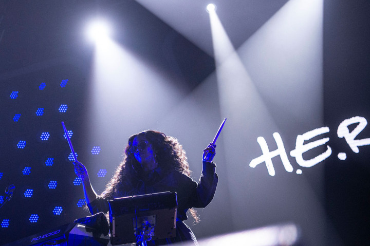 H.E.R sebelumnya memboyong dua penghargaan pada Grammy 2019 pada kategori Album R&B Terbaik dan Penampilan R&B Terbaik.  H.E.R merupakan akronim dari Having Everything Revealed. Antara Foto/Aprillio Akbar