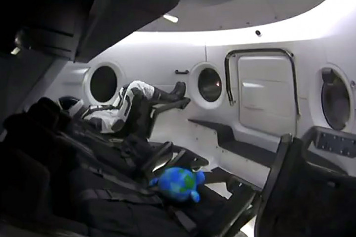 Kapsul tersebut terbang tanpa awak manusia, tetapi manekin perempuan yang dinamai Ellen Ripley, tokoh utama dalam film 'Alien'. Peluncuran itu adalah gladi resik untuk uji terbang berawak pertama yang dijadwalkan akhir tahun ini dengan dua astronot NASA.