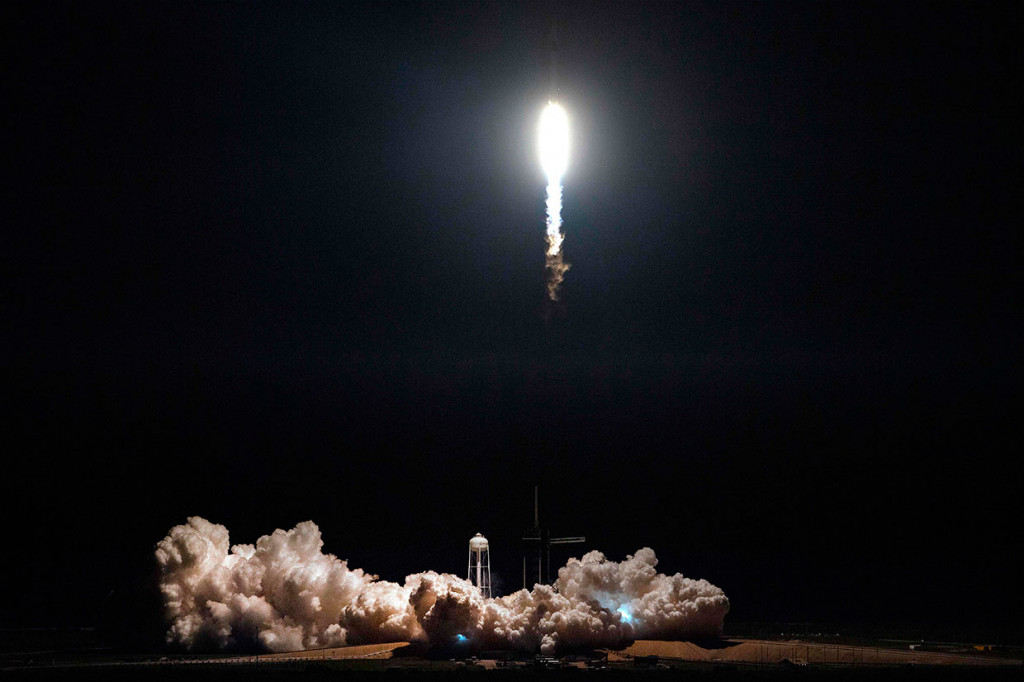 Kapsul SpaceX dengan roket pendorong Falcon 9 meluncur tanpa kendala pada pukul 02.49 waktu setempat dari Kennedy Space Center di Cape Canaveral, Florida.