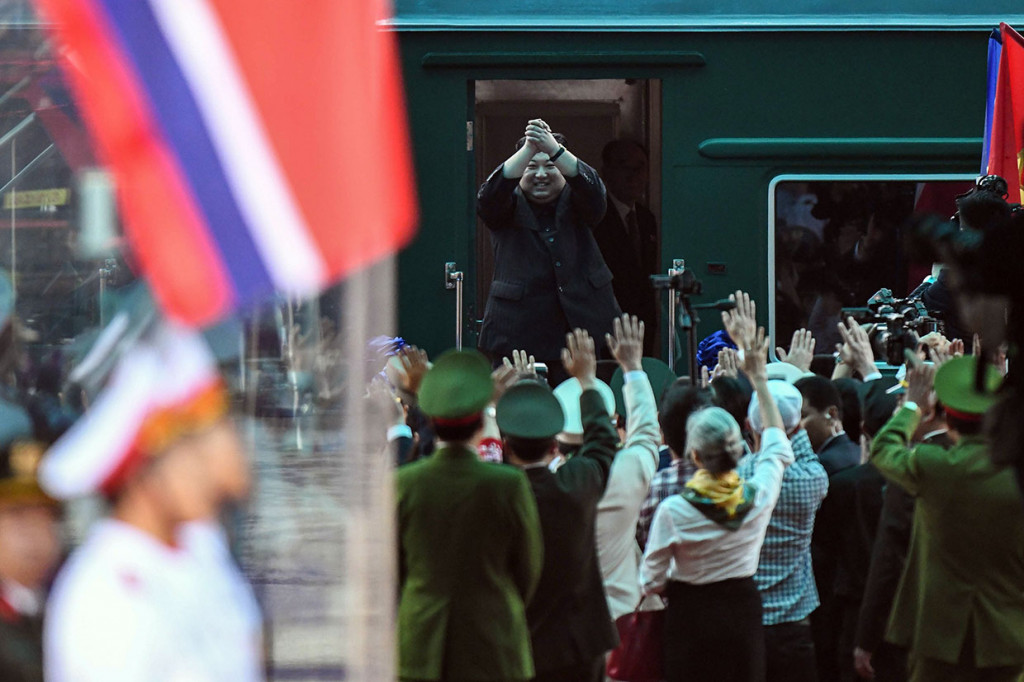 Pemimpin Korea Utara Kim Jong Un berpamitan kepada warga Vietnam dan bersiap kembali ke negaranya dengan menaiki kereta lapis baja di Stasiun Dong Dang, Lang Son, Sabtu, 2 Maret 2019.
