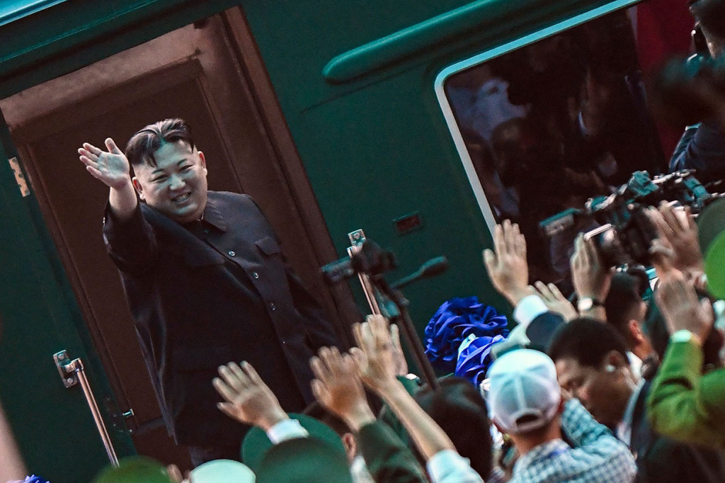 Kim Jong Un kembali ke negaranya usai beberapa hari melakukan kunjungan ke Vietnam, salah satunya untuk melakukan pertemuan dengan Presiden AS Donald Trump. Seperti diketahui pertemuannya dengan Donald Trump berakhir tanpa kesepakatan.