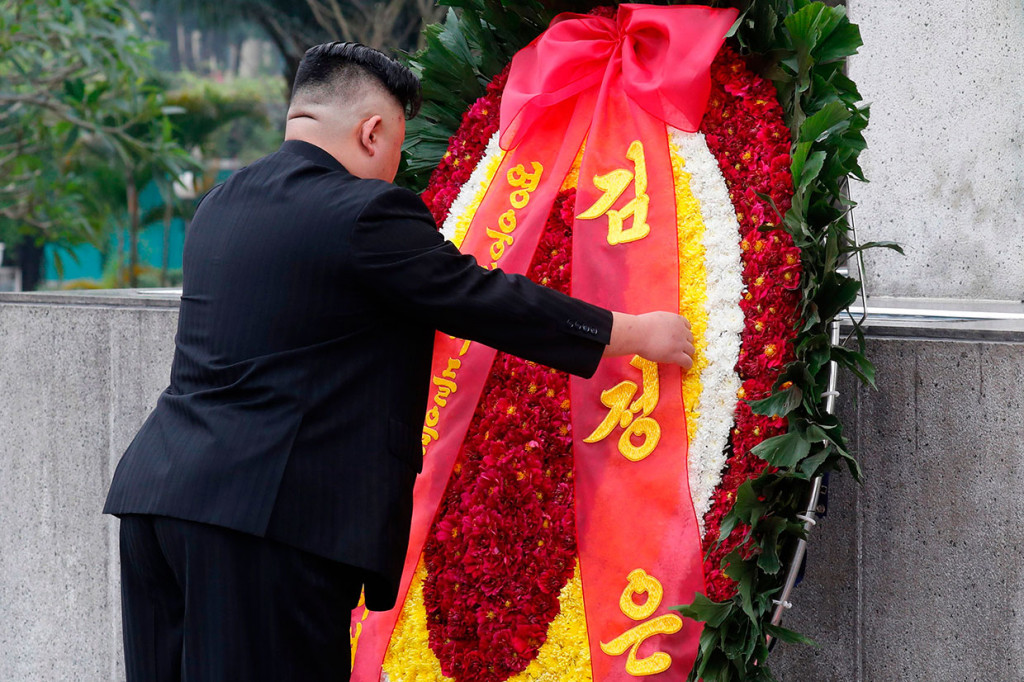 Sebelum meninggalkan Vietnam Jong Un sempat mengunjungi monumen Perang Vietnam dan berziarah ke makam pahlawan nasional Ho Chi Minh.