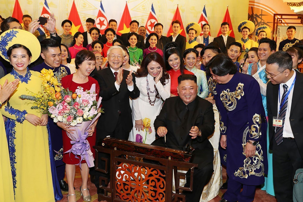 Di sela-sela pertemuannya dengan Presiden Vietnam, Jong Un sempat memainkan alat musik tradisional Dan Bau.
