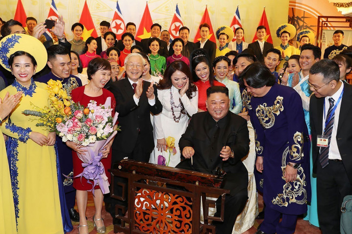 Di sela-sela pertemuannya dengan Presiden Vietnam, Jong Un sempat memainkan alat musik tradisional Dan Bau.