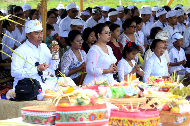 Umat Hindu melaksanakan upacara Melasti di Pantai Boom, Banyuwangi, Jawa Timur.