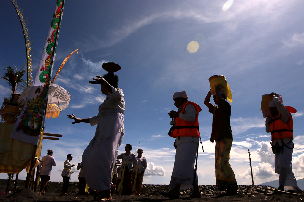 Umat Hindu di Banyuwangi menggelar ritual Melasti menjelang Hari Raya Nyepi Tahun Caka 1941 bertema