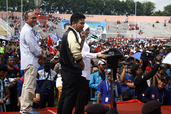 Gubernur Jawa Timur Khofifah Indar Parawansa (tengah) Wakil Gubernur Jawa Timur Emil Elestianto Dardak (kanan) Ketua Umum Kamar Dagang Industri Indonesia (Kadin Indonesia) Rosan Perkasa Roeslani (kiri) memberi sambutan didepan buruh saat peringatan HUT ke-46 Serikat Pekerja Seluruh Indonesia di Gelora Delta Sidoarjo, Jawa Timur.
