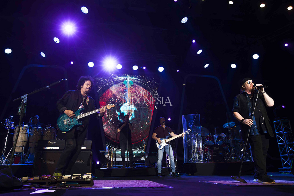 Group band yang terbentuk pada 1977 tersebut beranggotakan Joseph Williams, David Paich, Steve Porcaro, Steve Lukather, ditambah tiga touring member, Lenny Castro, Warren Ham, Shem von Schroeck dan Shannon Forrest menggebrak panggung java jazz.