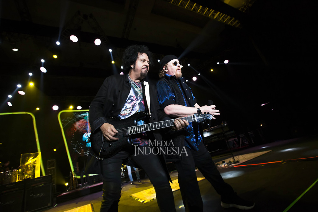 Seolah tak ada batasan, tua, muda, bahkan remaja menikmati lagu-lagu hit yang disuguhkan grup band beraliran rock jazz fusion ini, seperti I'll Be Over You, I Will Remember, dan Rosanna.