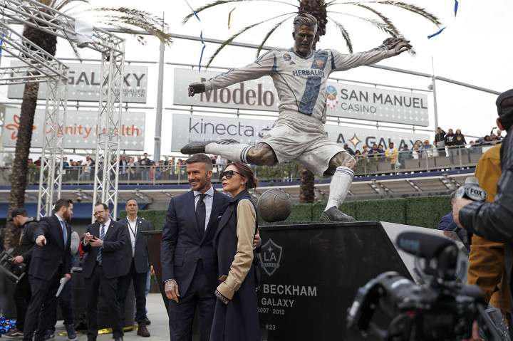 David Beckham dan istri, Victoria, menghadiri peresmian patung dirinya yang terletak di sekitar Dignity Health Sports Park. 