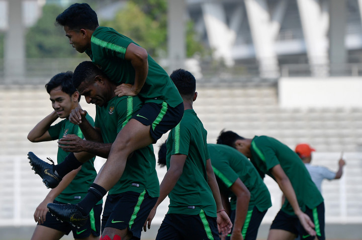 Pemain Timnas Indonesia U-23 melakukan pemanasan saat pemusatan latihan di Stadion Madya, Kompleks Gelora Bung Karno, Senayan, Jakarta. 