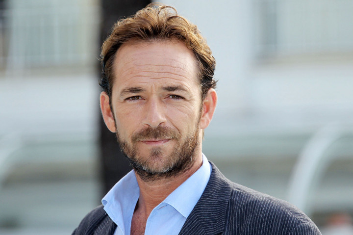Aktor Luke Perry, yang membintangi serial televisi terkenal di era 1990-an 'Beverly Hills, 90210', meninggal dunia pada Senin, 4 Maret 2019 waktu setempat, di usia 52 karena serangan stroke.