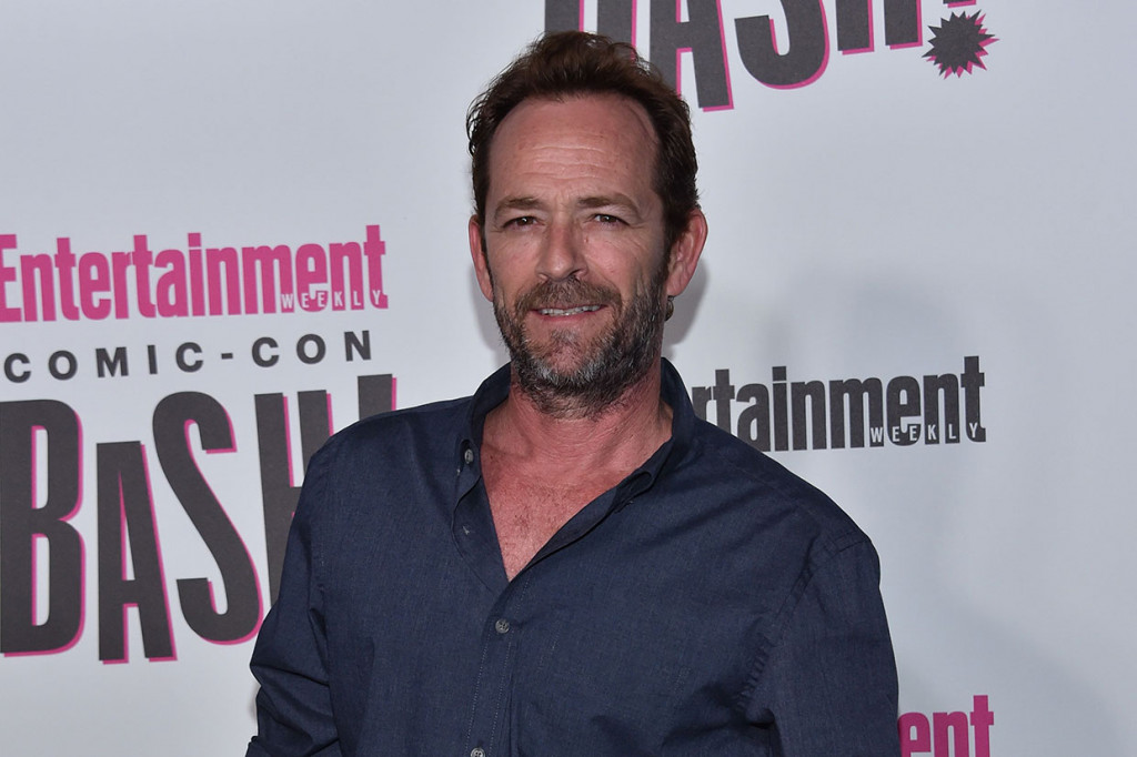 Perry dilarikan ke rumah sakit Los Angeles pada Rabu, 27 Februari pekan lalu, setelah terkena serangan stroke di rumahnya, lapor TMZ.com pekan lalu. TMZ menyampaikan pada Senin bahwa Perry dalam kondisi tidak sadar. Perry jatuh sakit pada hari yang sama ketika televisi Fox mengumumkan akan menghidupkan kembali seri 'Beverly Hills 90210'.