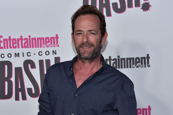 Perry dilarikan ke rumah sakit Los Angeles pada Rabu, 27 Februari pekan lalu, setelah terkena serangan stroke di rumahnya, lapor TMZ.com pekan lalu. TMZ menyampaikan pada Senin bahwa Perry dalam kondisi tidak sadar. Perry jatuh sakit pada hari yang sama ketika televisi Fox mengumumkan akan menghidupkan kembali seri 'Beverly Hills 90210'.