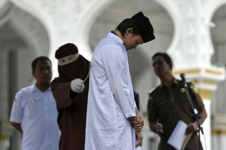 Terpidana kasus pelanggar peraturan daerah (qanun) tentang Syariat Islam dieksekusi cambuk oleh algojo di halaman masjid Syuhada, Banda Aceh, Aceh, Senin, 4 Maret 2019. 