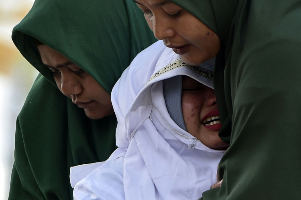 Enam wanita yang terbukti bersalah melanggar syariat Islam berdasarkan putusan Mahkamah Syariah terpaksa dipapah usai menjalani hukuman cambuk. Mereka tampak lunglai dan tidak bisa berjalan ketika menuruni tangga panggung eksekusi. 
