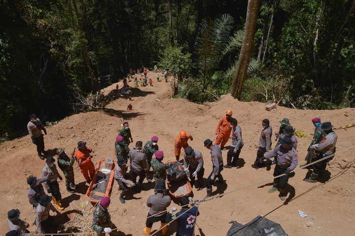 Tim SAR gabungan mengangkat kantong mayat untuk dibawa ke unit DVI RSUD Kotamobagu, di pertambangan emas tanpa izin (PETI) desa Bakan, Kabupaten Bolaang Mongondow, Sulawesi Utara.
