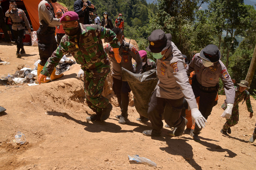 Tim SAR gabungan telah berhasil mengevakuasi sejumlah korban dengan total 10 kantong mayat, 18 korban selamat dan sembilan meninggal dunia.
