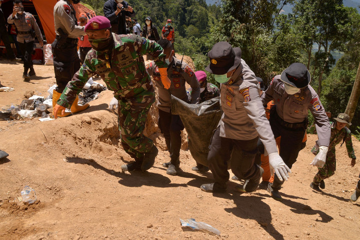 Tim SAR gabungan telah berhasil mengevakuasi sejumlah korban dengan total 10 kantong mayat, 18 korban selamat dan sembilan meninggal dunia.