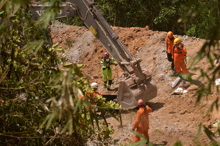 Tim SAR gabungan mengevakuasi Korean menggunakan ekskavator di pertambangan emas tanpa izin (PETI) desa Bakan, Kabupaten Bolaang Mongondow, Sulawesi Utara.