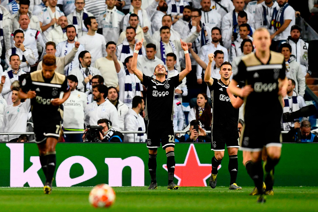 Ajax membuka keunggulan saat pertandingan baru memasuki menit tujuh. Hakim Ziyech melepaskan tembakan terarah dengan kaki kirinya usai memanfaatkan umpan terobosan Dusan Tadic.   