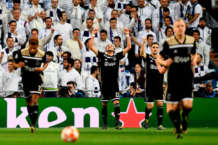 Ajax membuka keunggulan saat pertandingan baru memasuki menit tujuh. Hakim Ziyech melepaskan tembakan terarah dengan kaki kirinya usai memanfaatkan umpan terobosan Dusan Tadic.   