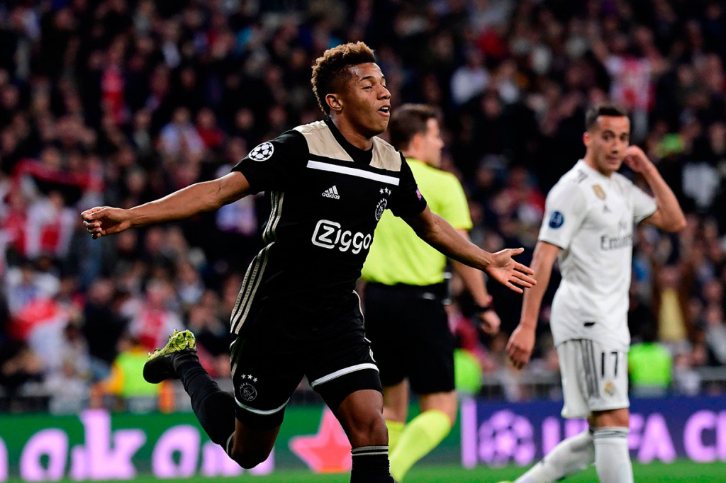 Pada menit ke-18, kiper Madrid, Thibaut Coutois kembali harus memungut bola dari dalam gawangnya usai Tadic lolos dari sergapan Casemiro, lantas mengumpan bola ke David Neres dan pemain Brasil itu mencetak gol kedua Ajax di laga ini, sekaligus membalikkan agregat menjadi 3-2 untuk Ajax.  