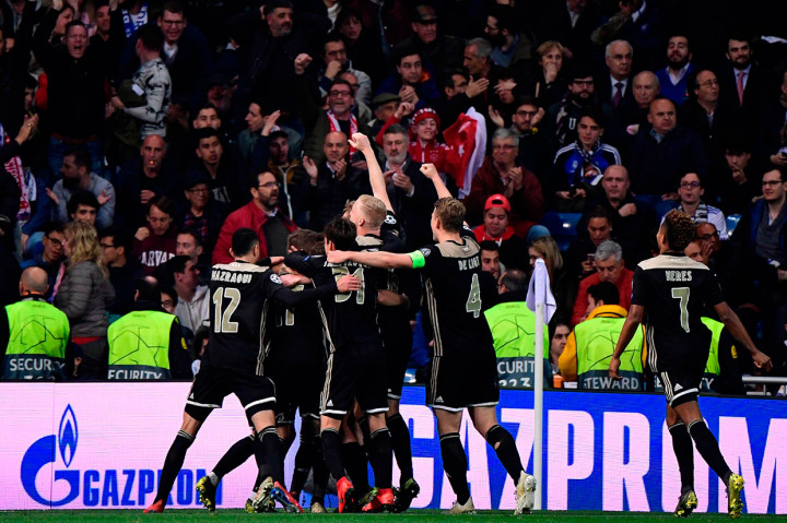 Namun kedudukan ini hanya bertahan dua menit. Ajax kembali menjauh lewat gol tendangan bebas yang dieksekusi Lasse Schone.  