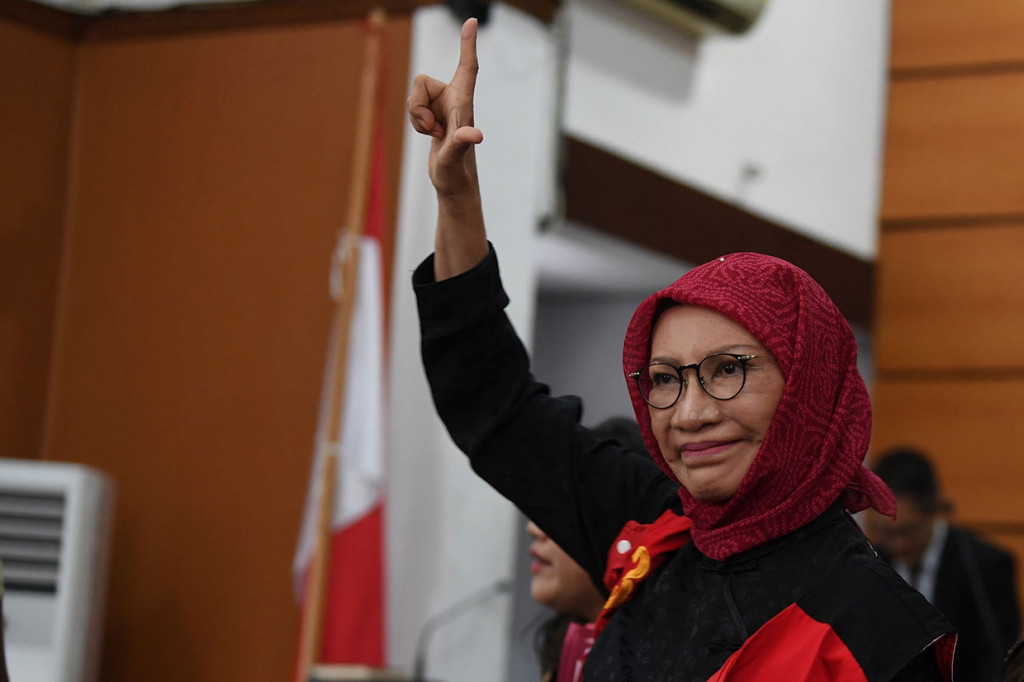 Terdakwa kasus dugaan penyebaran berita bohong atau hoaks Ratna Sarumpaet melakukan salam dua jari seusai mengikuti sidang lanjutan di PN Jakarta Selatan, Jakarta, Rabu, 6 Maret 2019. Antara Foto/Wahyu Putro A