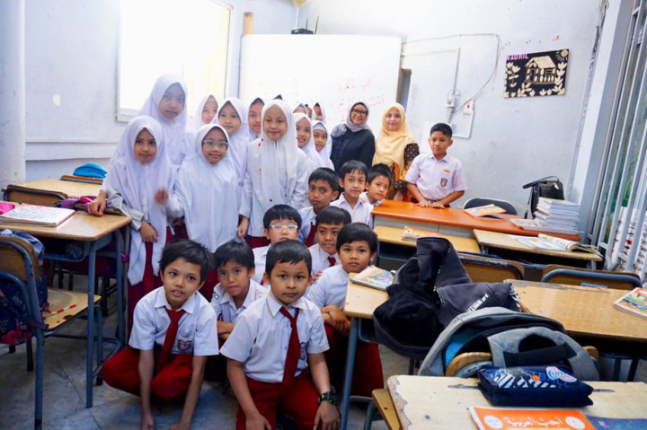 Selain menyapa para guru serta siswa TK hingga SMA, Menlu Retno juga melihat kondisi gedung SIJ yang oleh Pemerintah Indonesia direncanakan akan segera dipindahkan ke gedung baru yang lebih baik. 