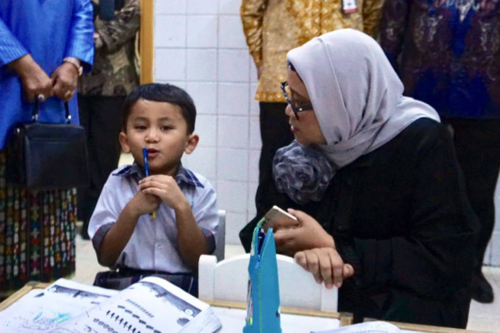 Menteri Luar Negeri Retno Marsudi berdialog dengan murid taman kanak-kanan (TK) di Sekolah Indonesia Jeddah (SIJ) di Jeddah, Arab Saudi. 
