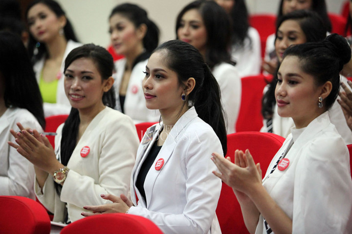 Mereka tampak mengenakan pakaian serba putih dan selempang yang bertuliskan nama provinsi masing-masing finalis Puteri Indonesia itu.
