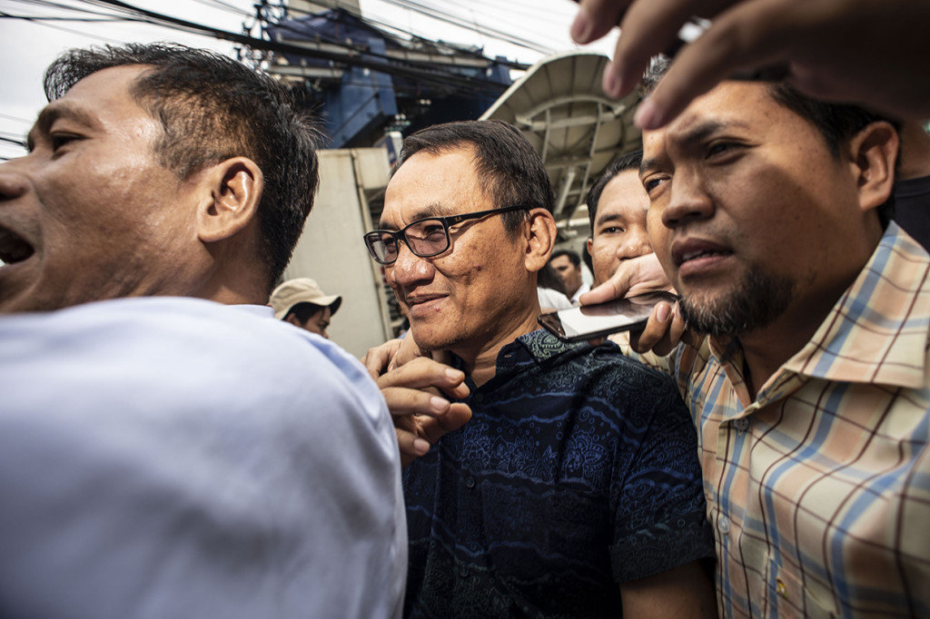 Mantan Wasekjen Partai Demokrat Andi Arief (tengah) bergegas saat akan menjalani proses rehabilitasi di Kantor Badan Narkotika Nasional (BNN), Cawang, Jakarta.