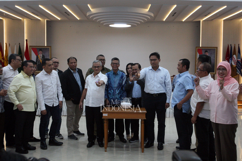 Pengambilan undian pembagian zona kampanye akbar ini dilakukan oleh Direktur Eksekutif BPN Prabowo-Sandi, Sudaryono, dan Direktur Program TKN Jokowi-Ma'ruf Amin, Aria Bima. Selain disaksikan langsung oleh Arief, Komisioner KPU Wahyu Setiawan, Ketua Bawaslu Abhan, dan anggota Bawaslu Fritz Edward Siregar ikut menyaksikan proses pengundian zonasi kampanye akbar.