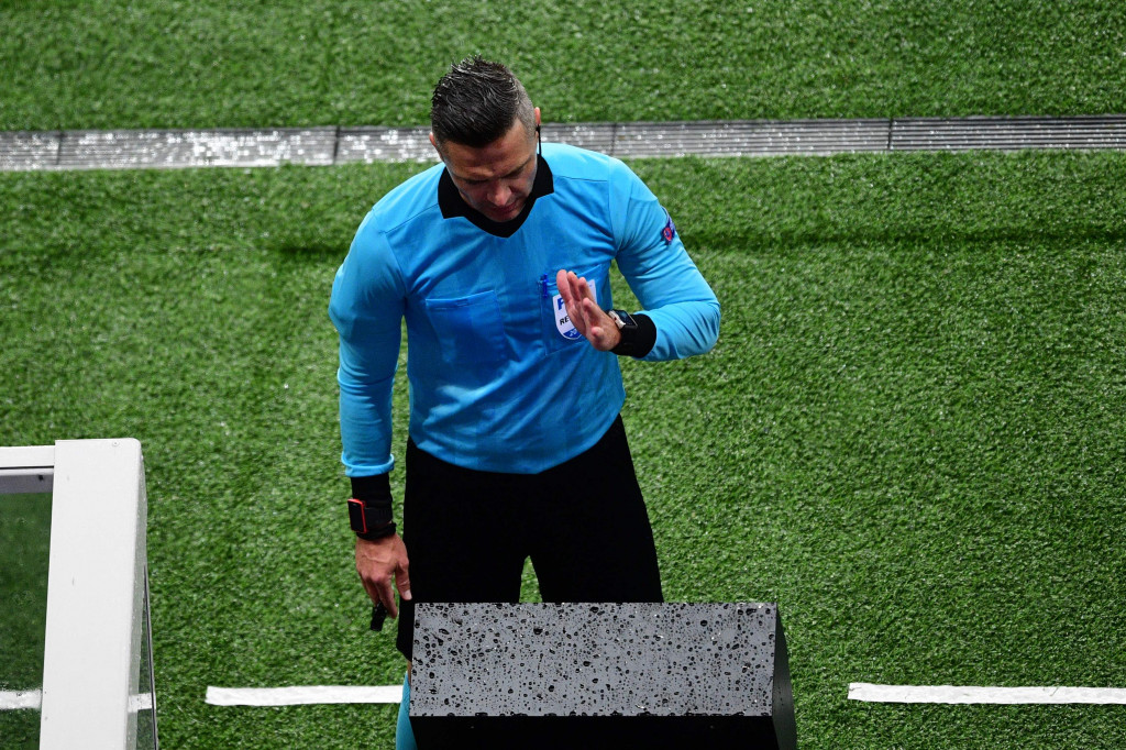 
Saat laga tampak akan berakhir dengan skor 2-1 untuk MU (agregat 3-2 untuk keunggulan PSG), drama tercipta. Di masa injury time MU mendapatkan penalti setelah wasit mengubah keputusan via Video Assistant Referee (VAR), dari sebelumnya memberikan sepak pojok.
