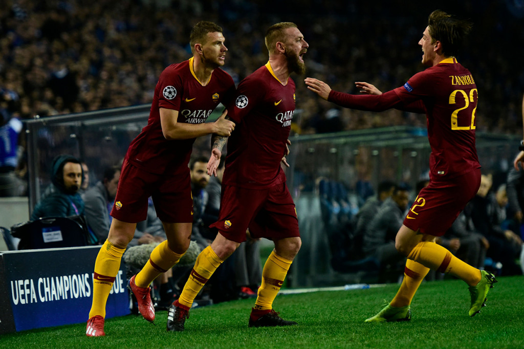 Roma bisa membalas lewat penalti Daniele De Rossi untuk membawa skor 1-1 hingga turun minum. Afp Photo/Miguel Riopa