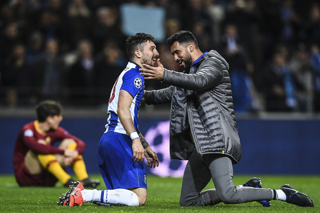 Laga berlanjut ke 2x15 menit. Dalam periode ini, Porto berhasil menambah gol lewat titik penalti yang dieksekusi Alex Telles. Afp Photo/Patricia De Melo Moreira