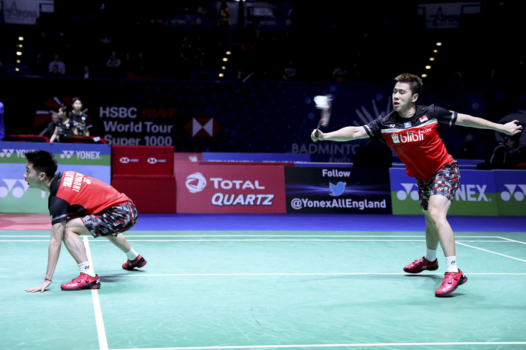Pebulu tangkis ganda putra Indonesia Marcus Fernaldi Gideon (kanan) dan Kevin Sanjaya Sukamuljo berusaha mengembalikan kok ke arah ganda putra Cina Zhang Nan/Liu Cheng pada babak pertama All England 2019 di Arena Brimingham, Inggris.
