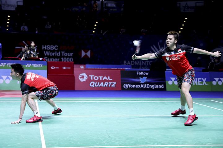 Pebulu tangkis ganda putra Indonesia Marcus Fernaldi Gideon (kanan) dan Kevin Sanjaya Sukamuljo berusaha mengembalikan kok ke arah ganda putra Cina Zhang Nan/Liu Cheng pada babak pertama All England 2019 di Arena Brimingham, Inggris.