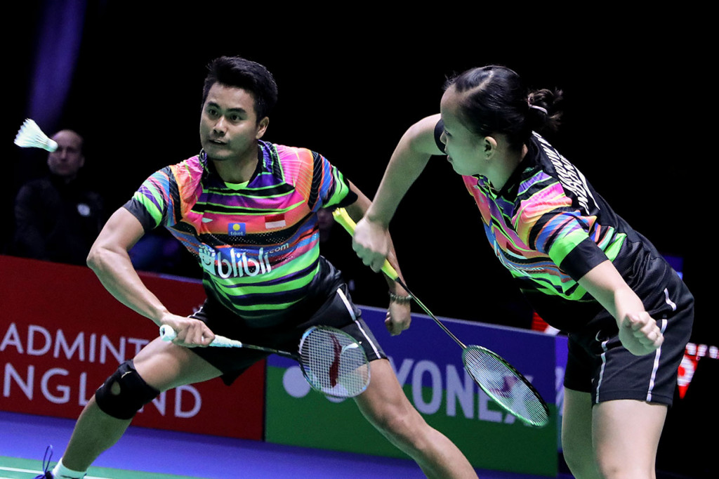 Pebulu tangkis ganda campuran Indonesia Tontowi Ahmad dan Winny Oktavina Kandow berusaha mengembalikan kok ke arah ganda campuran Malaysia Chan Peng Soon dan Goh Liu Yingi pada babak kedua Turnamen All England 2019 di Arena Birmingham, Inggris, Kamis, 7 Maret 2019.