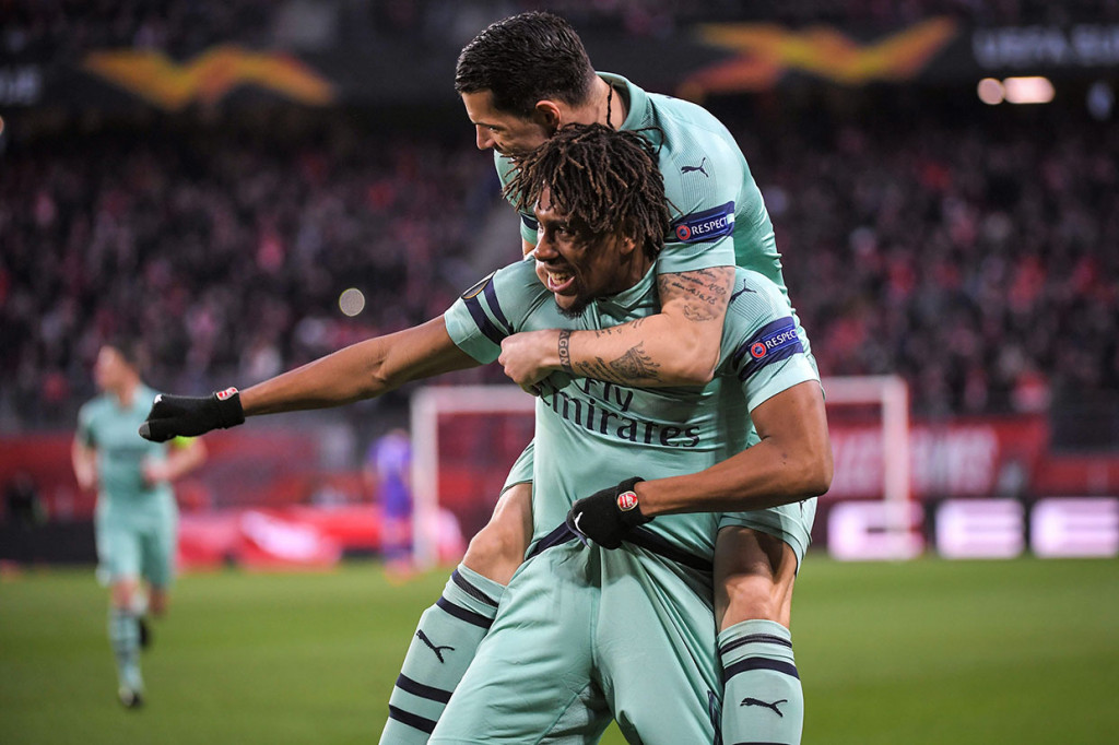 Sejak awal laga Rennes tampil agresif, namun Arsenal justru mencuri gol lebih dulu lewat Alex Iwobi saat pertandingan baru berjalan tiga menit. Iwobi menerima bola di sisi kiri sebelum melakukan tusukan dan melepaskan umpan silang yang justru melewati kerumunan pemain di dalam kotak penalti dan melesak ke dalam gawang area tiang jauh. 