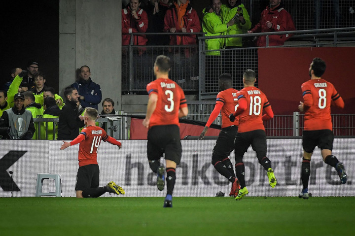 Tuan rumah berhasil memanfaatkan keunggulan jumlah pemain dengan menyamakan kedudukan pada menit k-42 lewat tembakan keras Benjamin Bourigeaud yang tak dapat dihalau kiper Petr Cech.   