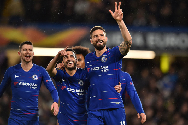 Terus menyerang, tuan rumah akhirnya berhasil memecah kebuntuan pada menit ke-17 lewat Pedro, menyambut umpan matang Olivier Giroud. 